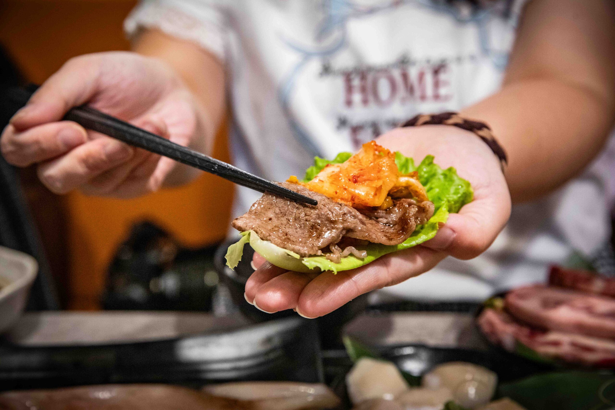 台北燒肉吃到飽推薦!三柒燒肉大安敦化店CP值爆表,A5和牛、松葉蟹無限吃。