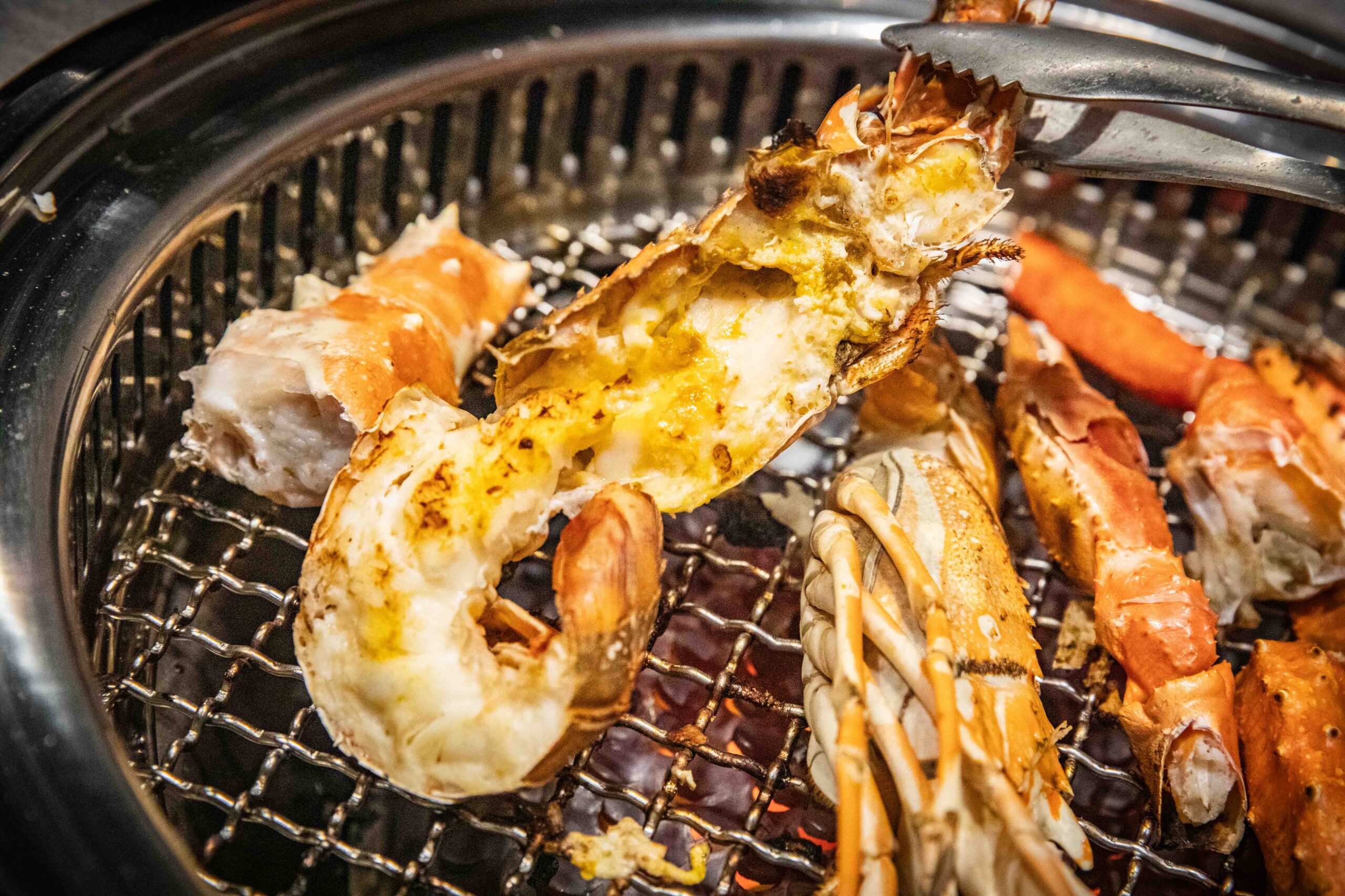 台北燒肉吃到飽推薦!三柒燒肉大安敦化店CP值爆表,A5和牛、松葉蟹無限吃。