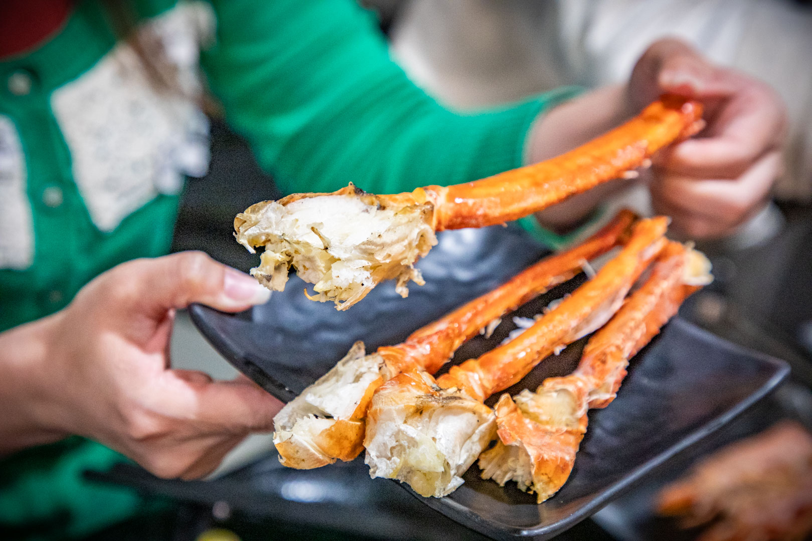 台北燒肉吃到飽推薦!三柒燒肉大安敦化店CP值爆表,A5和牛、松葉蟹無限吃。