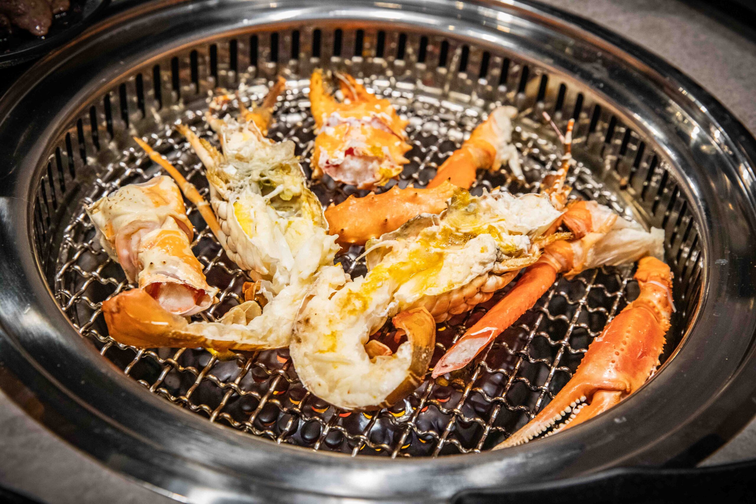 台北燒肉吃到飽推薦!三柒燒肉大安敦化店CP值爆表,A5和牛、松葉蟹無限吃。