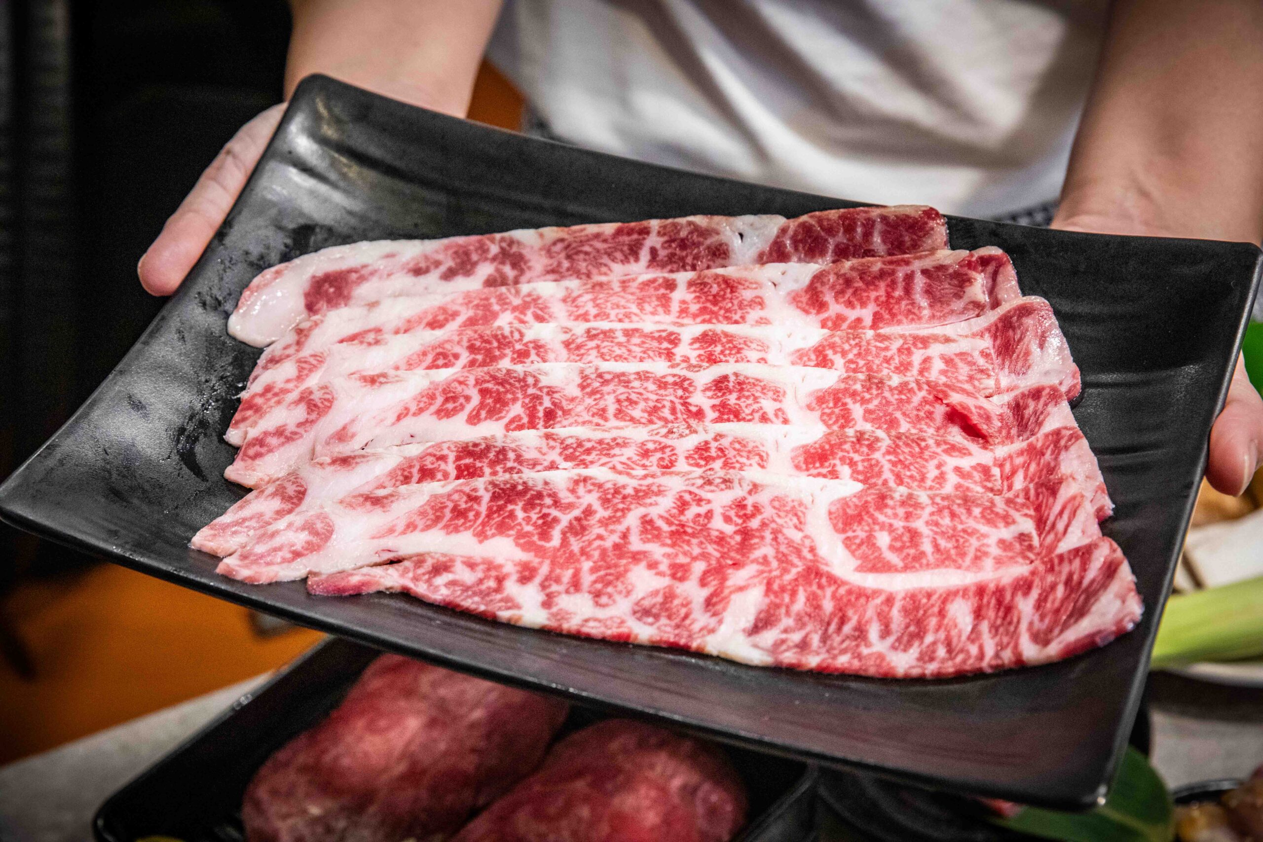 台北燒肉吃到飽推薦!三柒燒肉大安敦化店CP值爆表,A5和牛、松葉蟹無限吃。