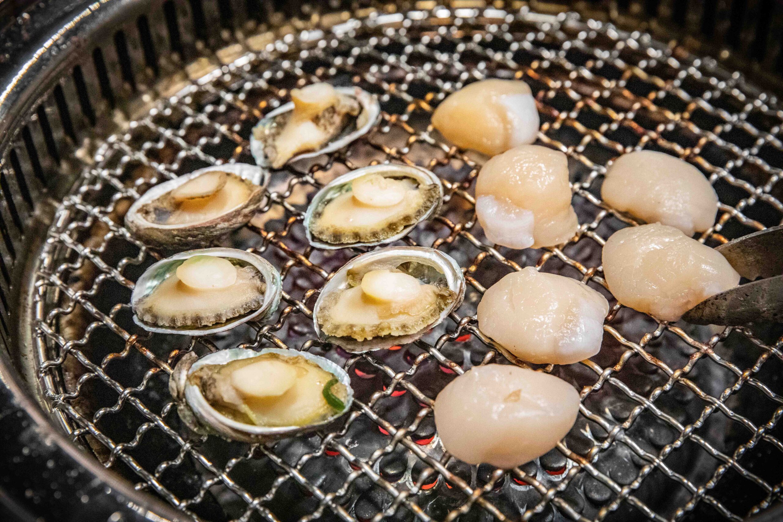 台北燒肉吃到飽推薦!三柒燒肉大安敦化店CP值爆表,A5和牛、松葉蟹無限吃。