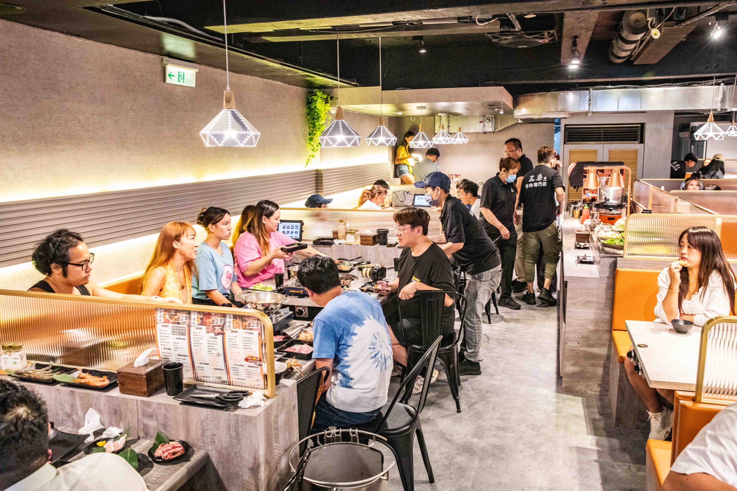 台北燒肉吃到飽推薦!三柒燒肉大安敦化店CP值爆表,A5和牛、松葉蟹無限吃。