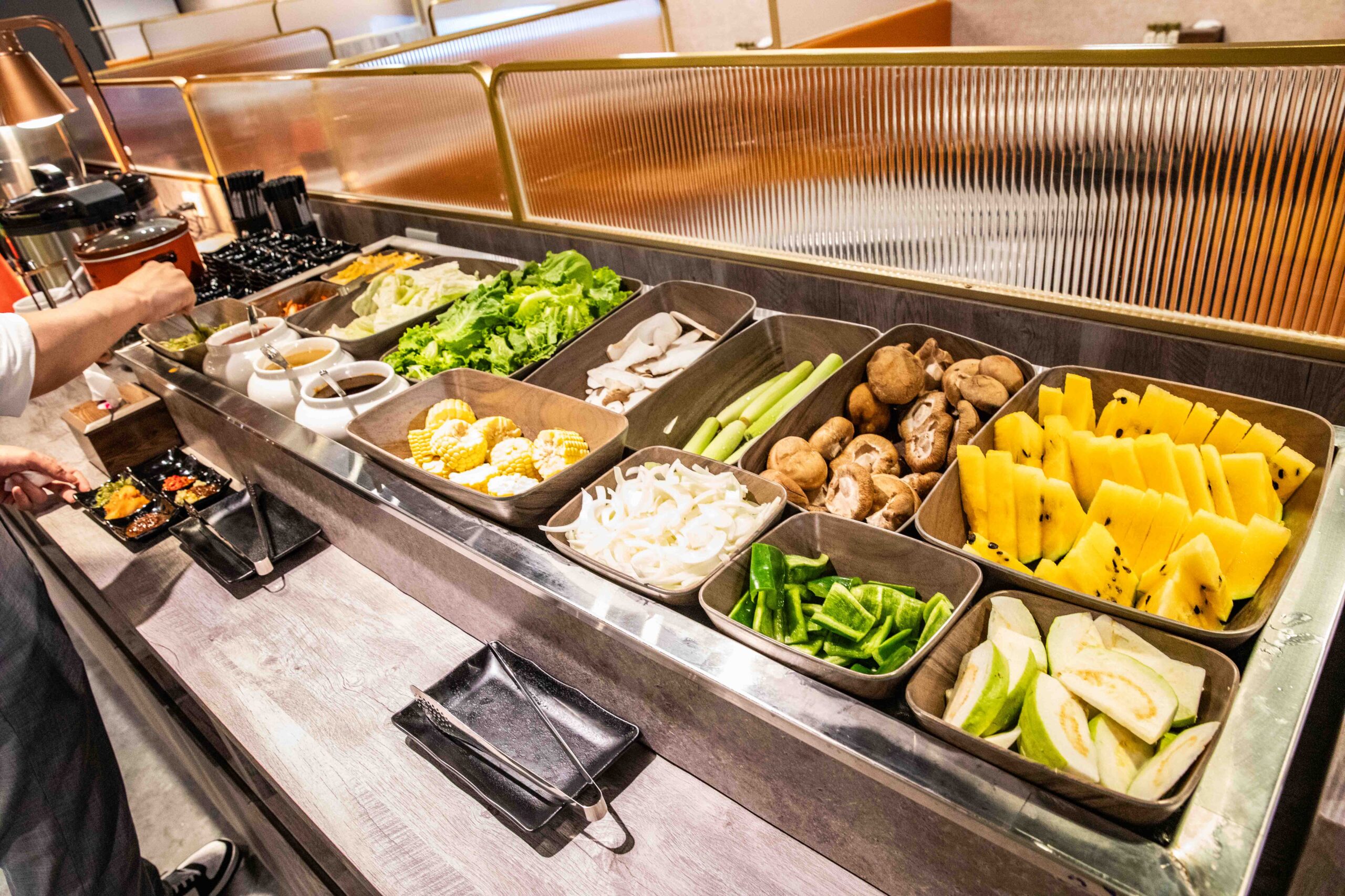 台北燒肉吃到飽推薦!三柒燒肉大安敦化店CP值爆表,A5和牛、松葉蟹無限吃。