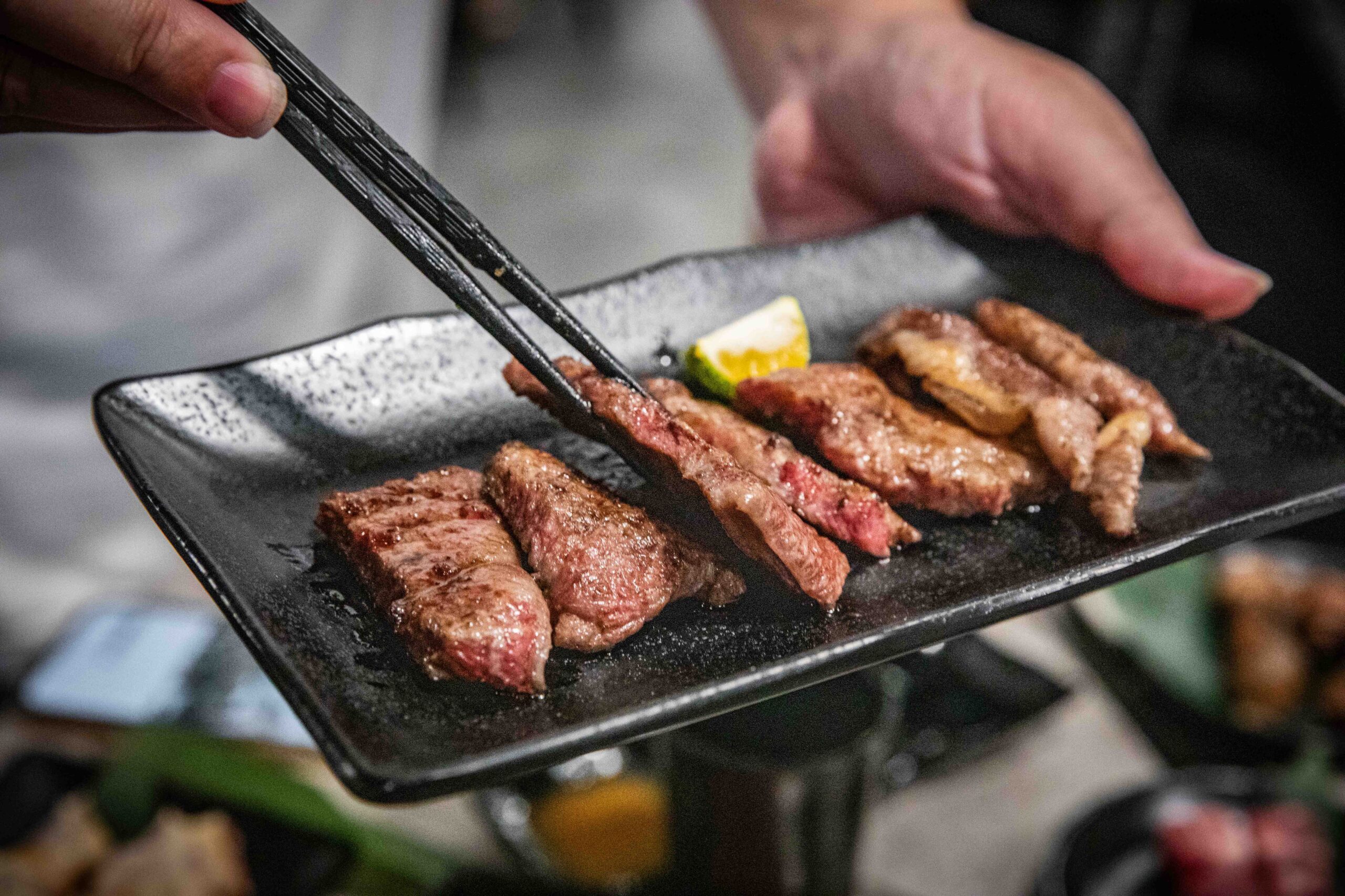 台北燒肉吃到飽推薦!三柒燒肉大安敦化店CP值爆表,A5和牛、松葉蟹無限吃。