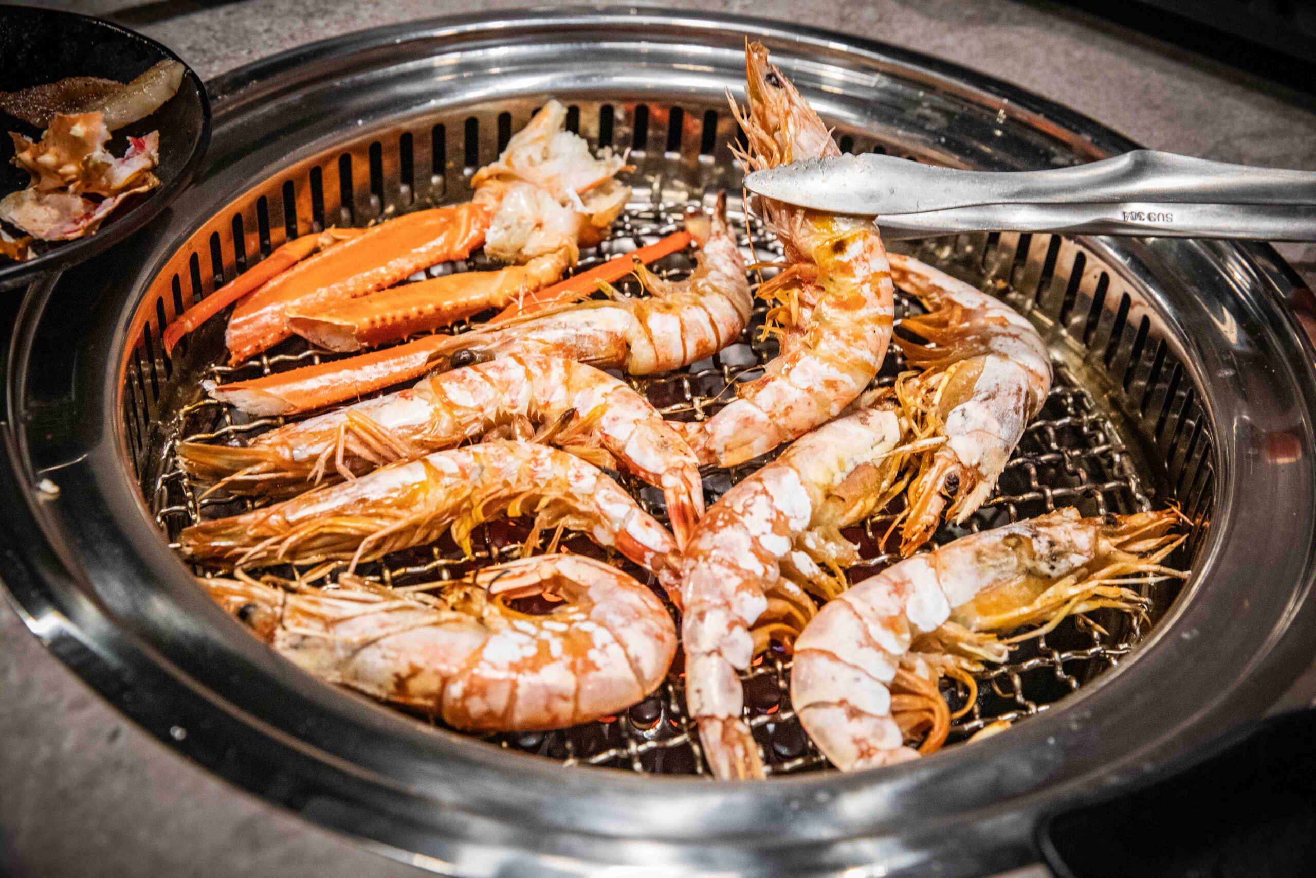 台北燒肉吃到飽推薦!三柒燒肉大安敦化店CP值爆表,A5和牛、松葉蟹無限吃。