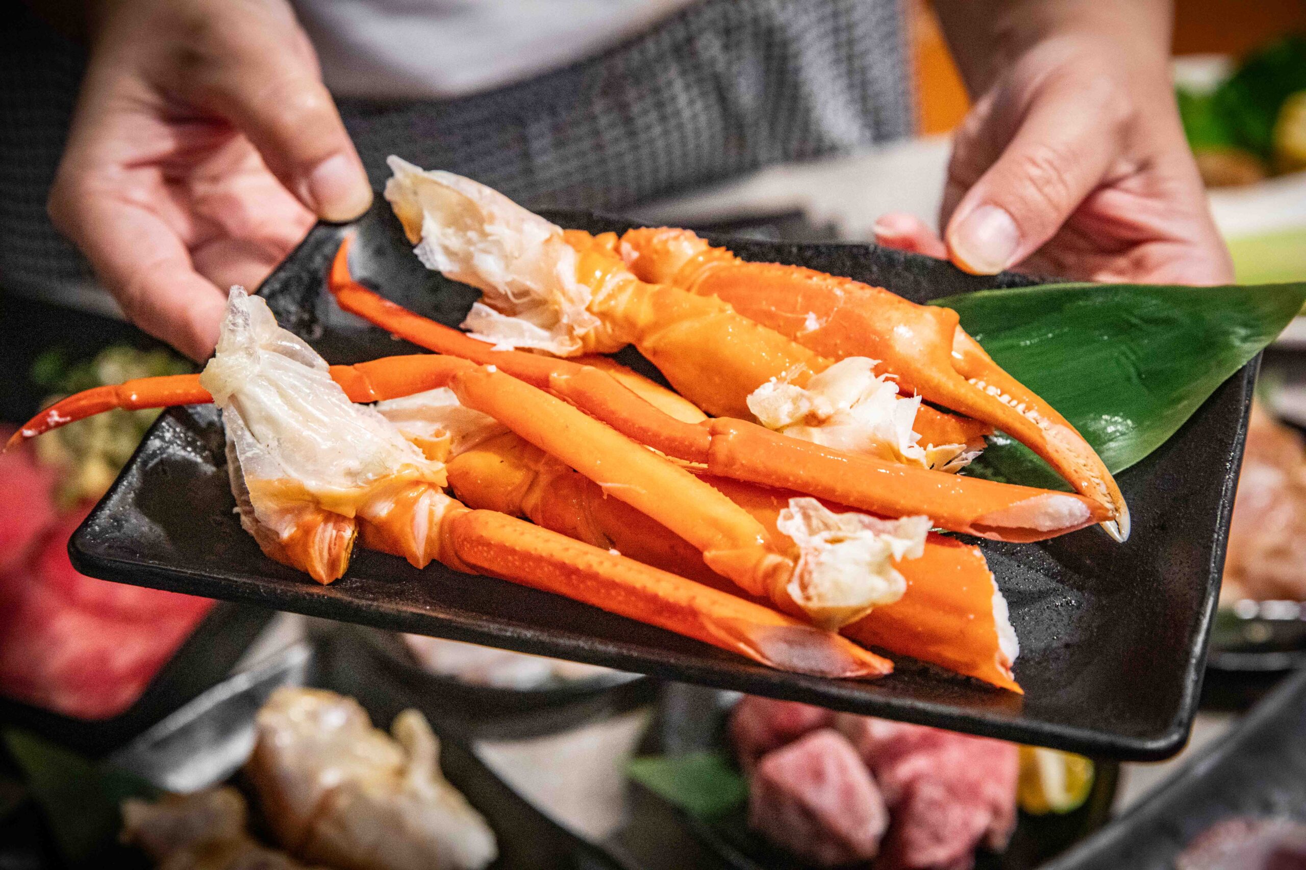 台北燒肉吃到飽推薦!三柒燒肉大安敦化店CP值爆表,A5和牛、松葉蟹無限吃。