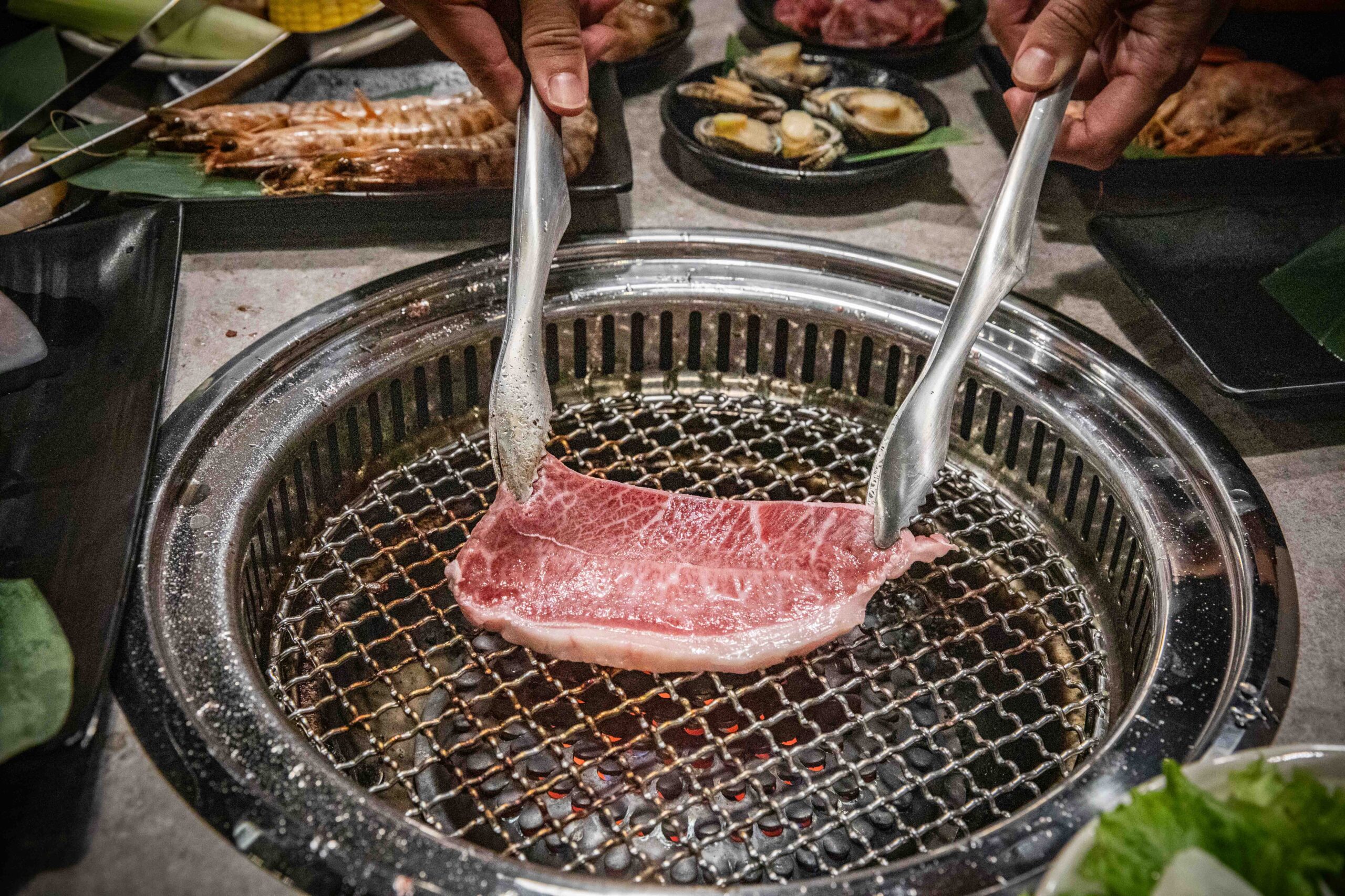 台北燒肉吃到飽推薦!三柒燒肉大安敦化店CP值爆表,A5和牛、松葉蟹無限吃。