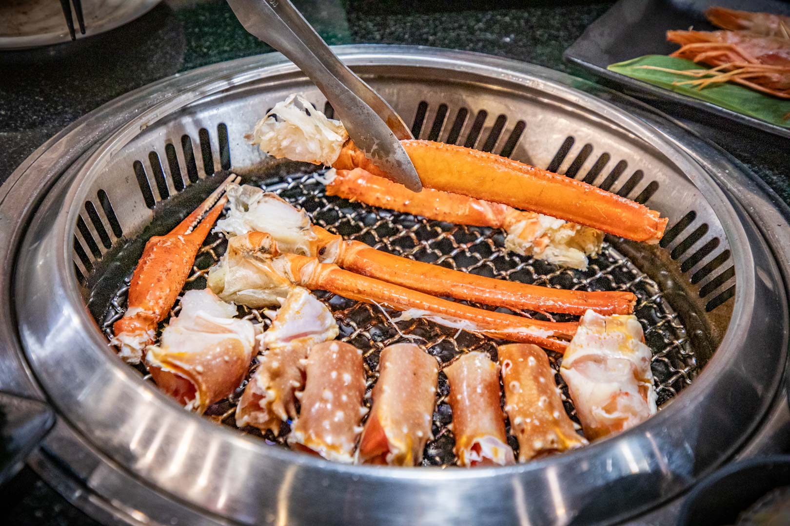 台北燒肉吃到飽推薦!三柒燒肉大安敦化店CP值爆表,A5和牛、松葉蟹無限吃。