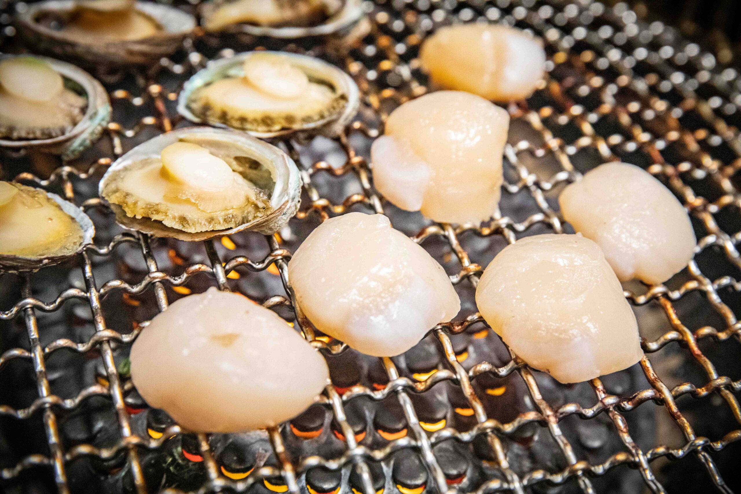 台北燒肉吃到飽推薦!三柒燒肉大安敦化店CP值爆表,A5和牛、松葉蟹無限吃。