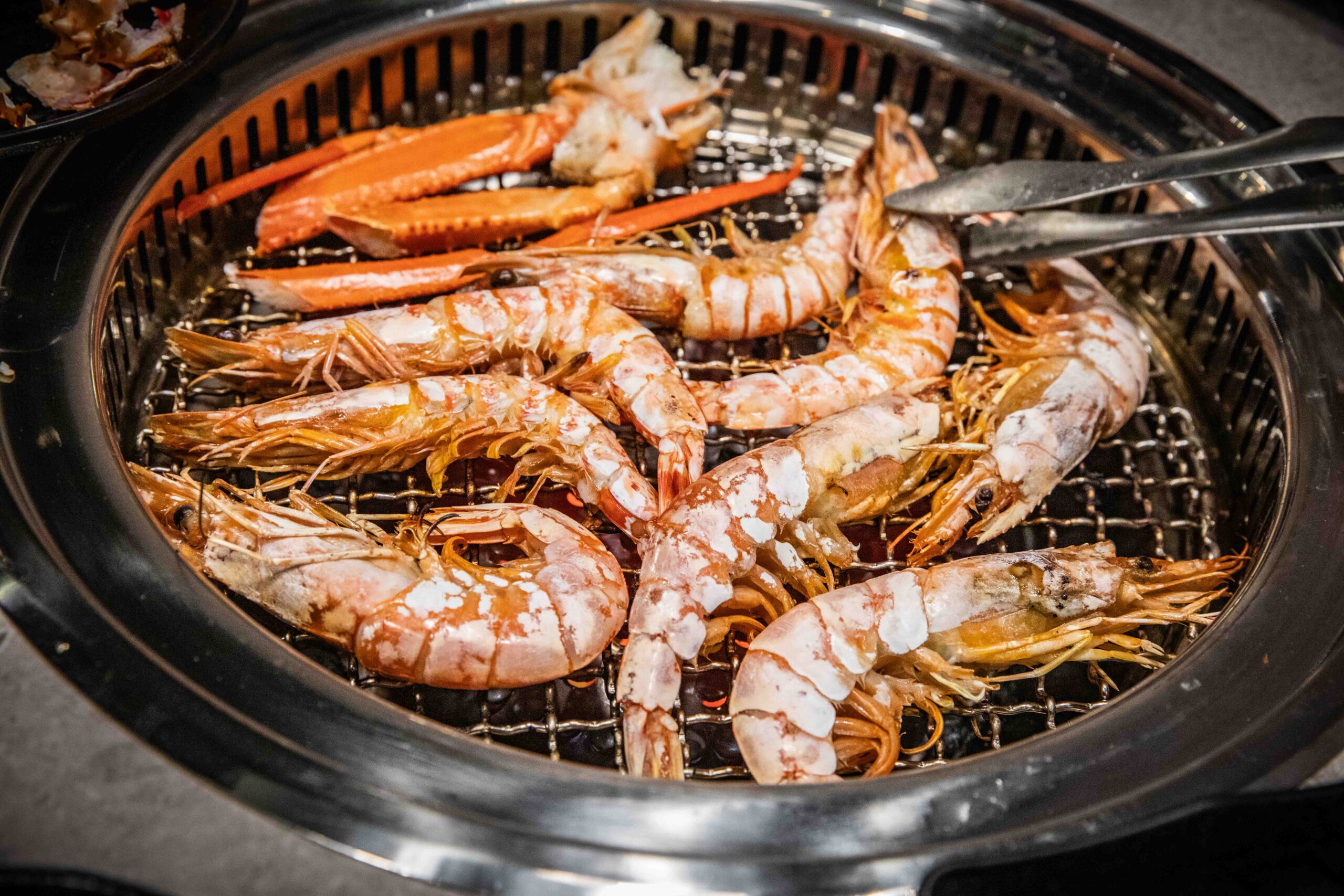 台北燒肉吃到飽推薦!三柒燒肉大安敦化店CP值爆表,A5和牛、松葉蟹無限吃。