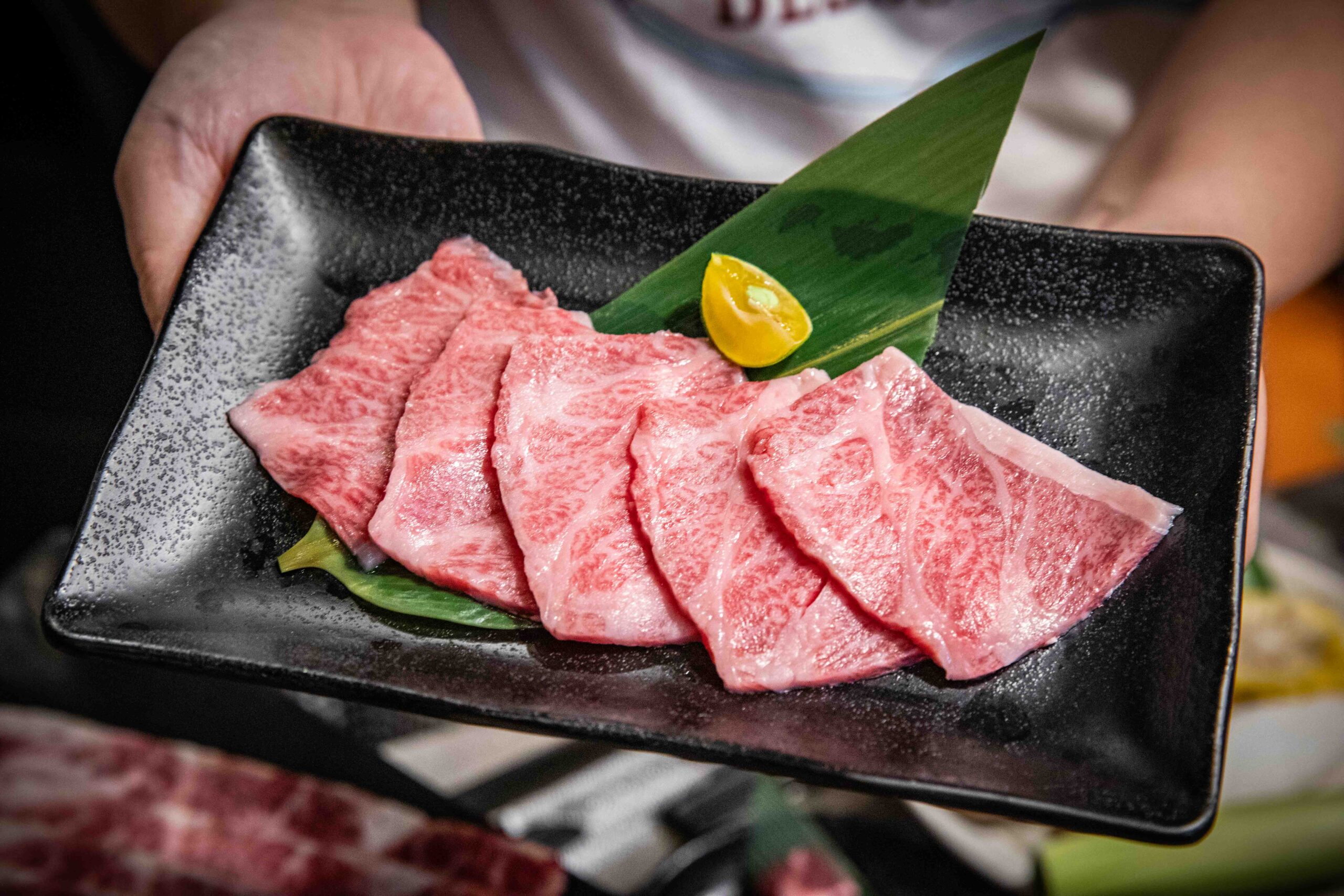 台北燒肉吃到飽推薦!三柒燒肉大安敦化店CP值爆表,A5和牛、松葉蟹無限吃。