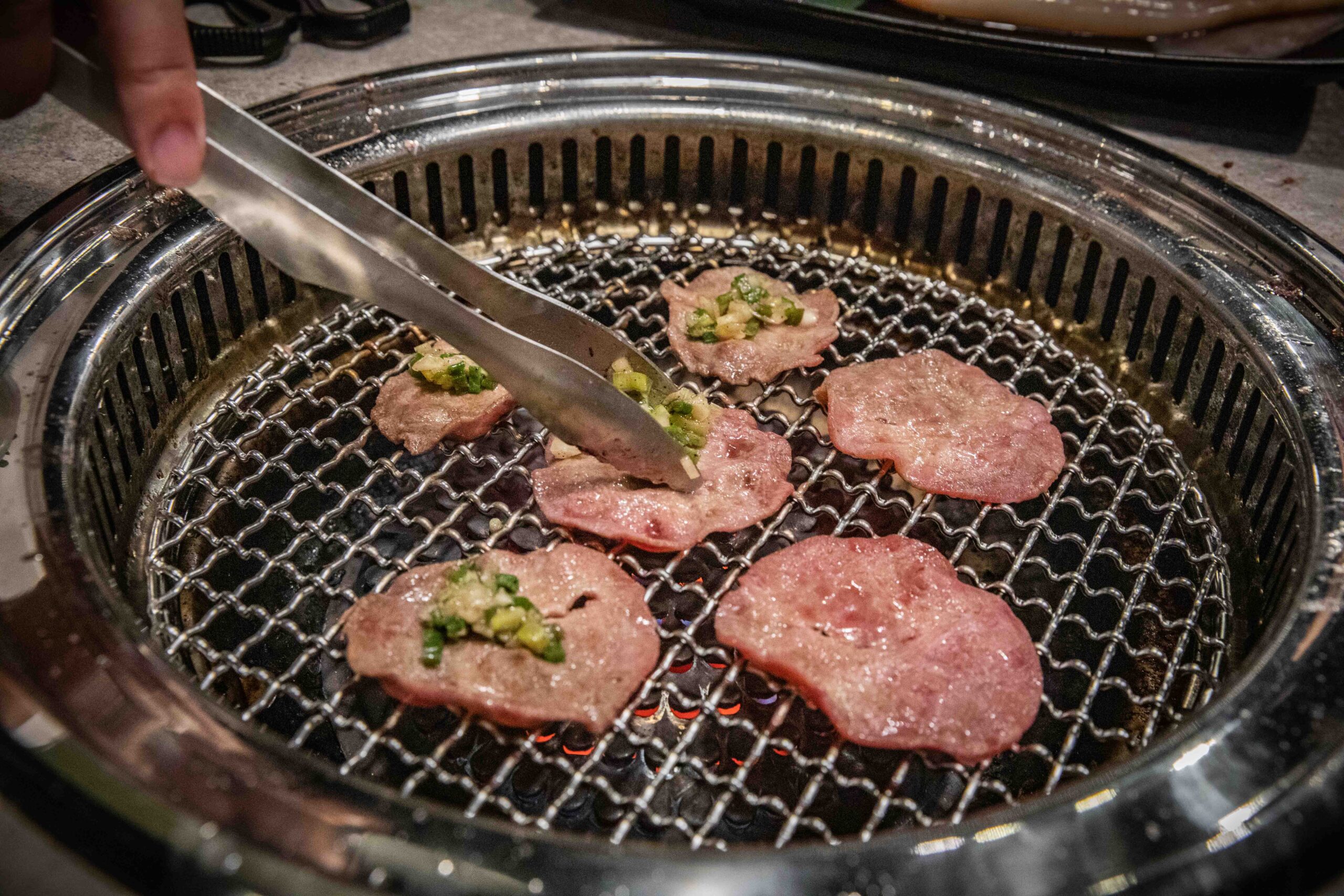 台北燒肉吃到飽推薦!三柒燒肉大安敦化店CP值爆表,A5和牛、松葉蟹無限吃。