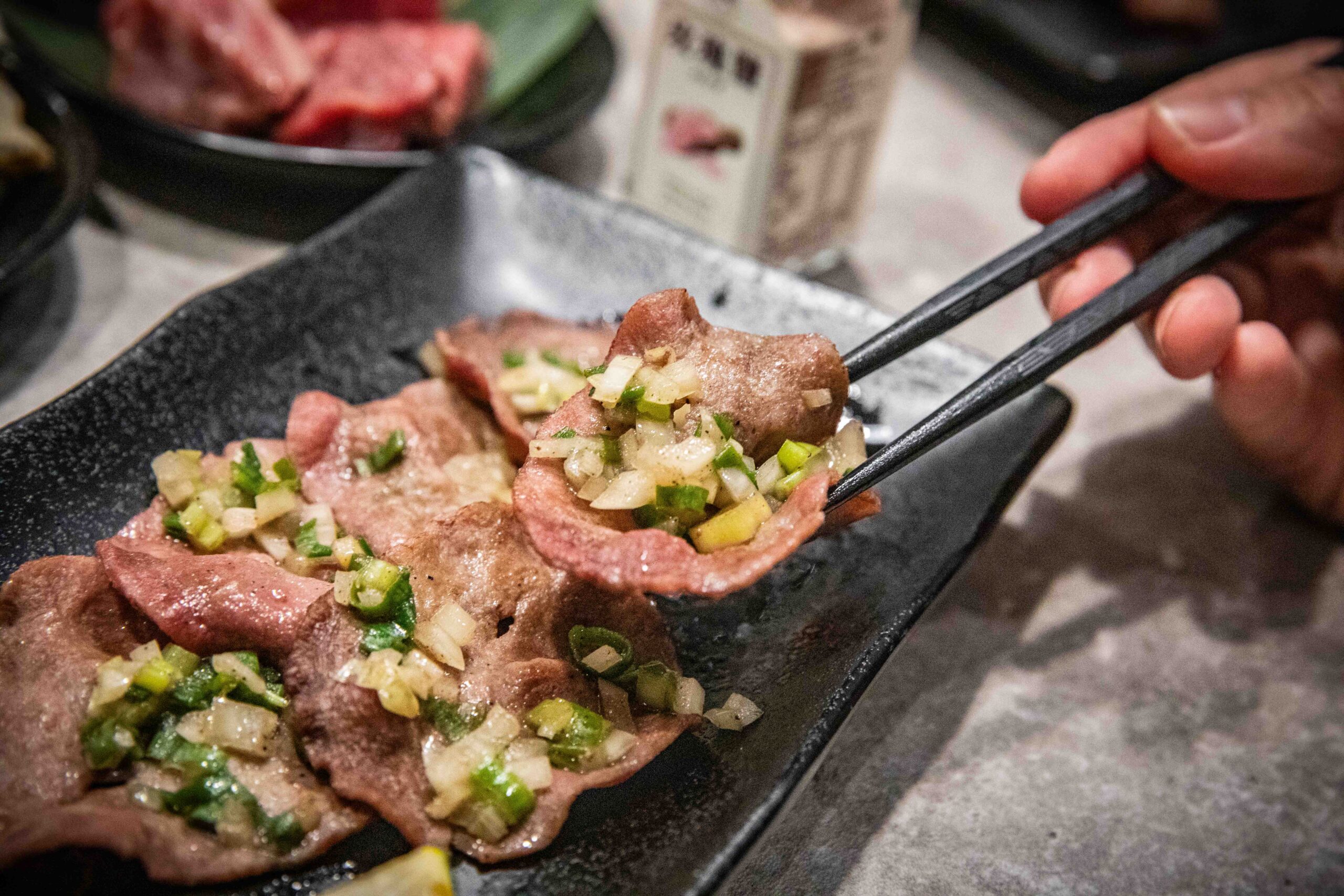 台北燒肉吃到飽推薦!三柒燒肉大安敦化店CP值爆表,A5和牛、松葉蟹無限吃。