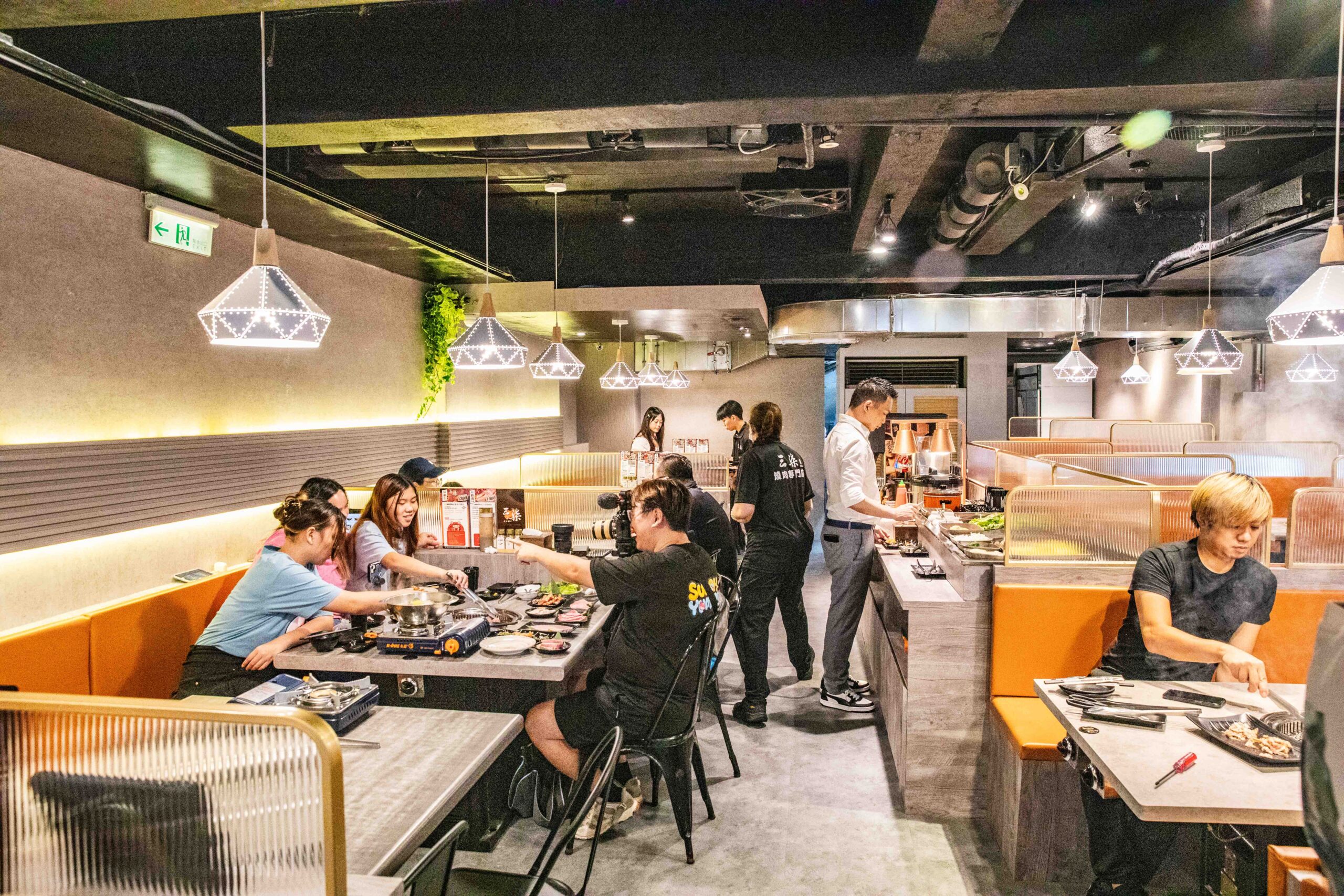 台北燒肉吃到飽推薦!三柒燒肉大安敦化店CP值爆表,A5和牛、松葉蟹無限吃。