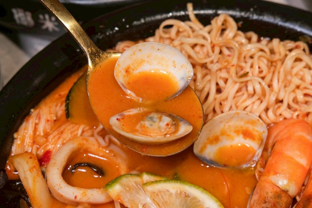 中山站美食新開店！最強南洋湯品專賣 南洋湯研所Coco MaMa，泰奶霜淇淋吃到飽。