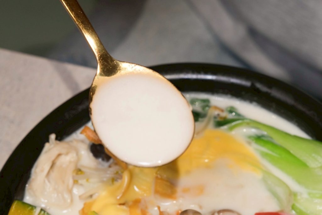 中山站美食新開店！最強南洋湯品專賣 南洋湯研所Coco MaMa，泰奶霜淇淋吃到飽。