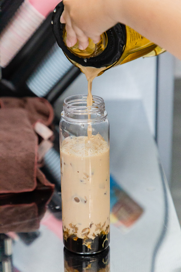 屏東潮飲新地標!春芳號花杯之王,威士忌奶茶、迪荔樂芭引爆打卡熱潮!