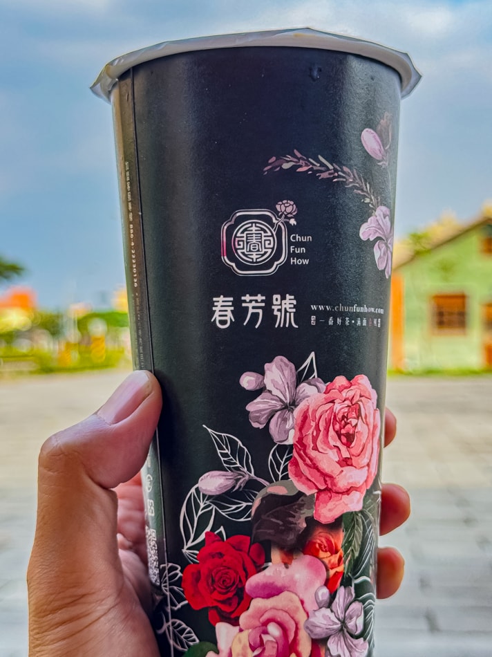 屏東潮飲新地標!春芳號花杯之王,威士忌奶茶、迪荔樂芭引爆打卡熱潮!