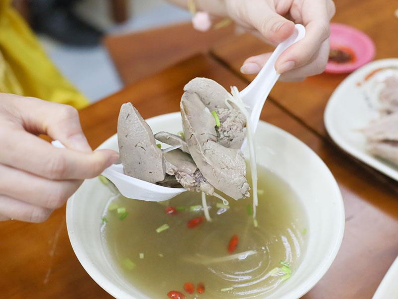 超夯鵝肉便當插旗頭份!鵝肉飯便當90元起,隱藏版涼拌鵝腸必點。