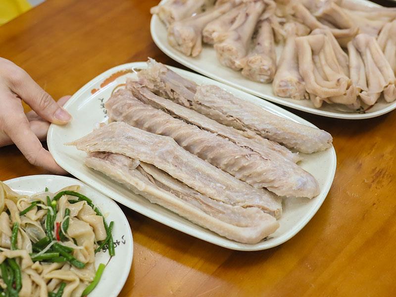 超夯鵝肉便當插旗頭份!鵝肉飯便當90元起,隱藏版涼拌鵝腸必點。