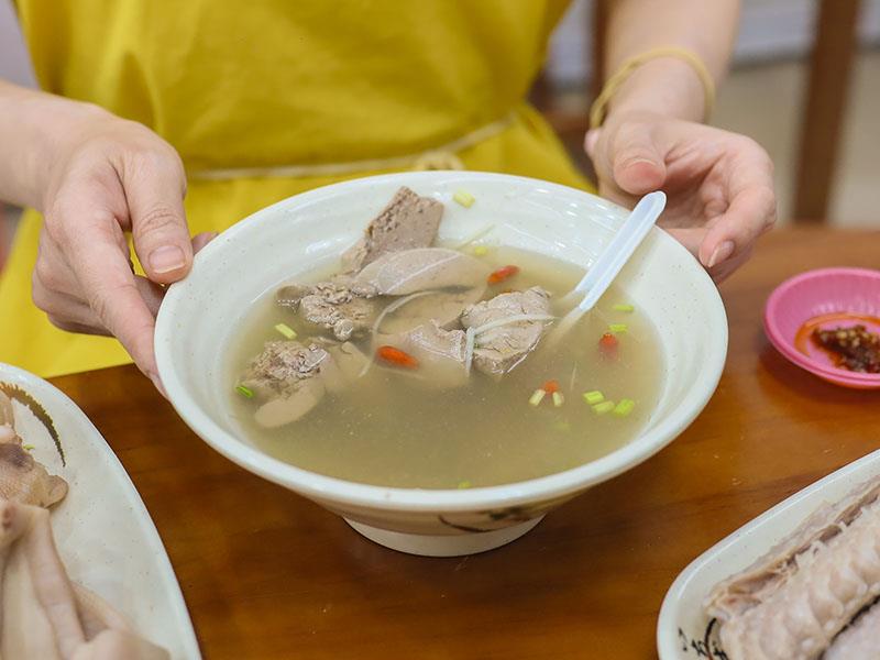 超夯鵝肉便當插旗頭份!鵝肉飯便當90元起,隱藏版涼拌鵝腸必點。