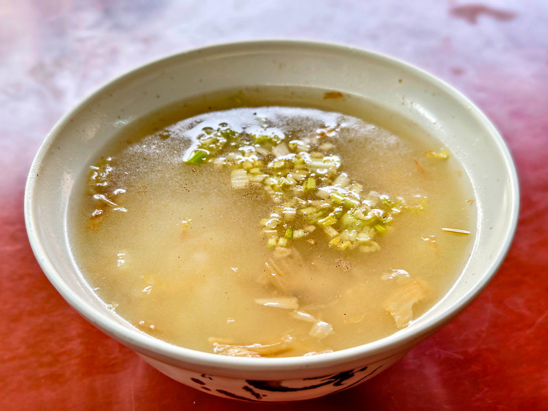 台中早餐必吃！上安美食傳統肉粥搭酥脆燒肉，西屯美食推薦。