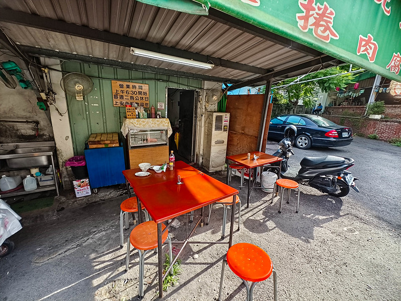 台中早餐必吃！上安美食傳統肉粥搭酥脆燒肉，西屯美食推薦。