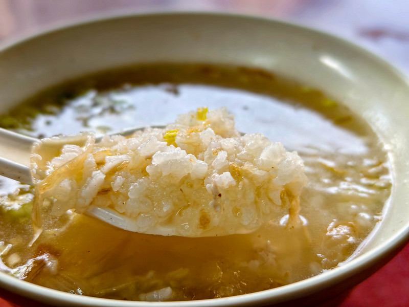 台中早餐必吃！上安美食傳統肉粥搭酥脆燒肉，西屯美食推薦。