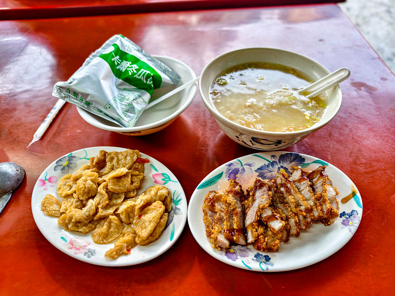 台中早餐必吃！上安美食傳統肉粥搭酥脆燒肉，西屯美食推薦。