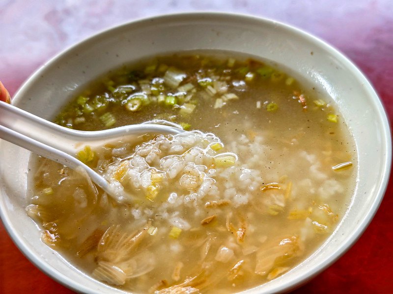 台中早餐必吃！上安美食傳統肉粥搭酥脆燒肉，西屯美食推薦。
