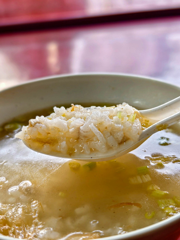 台中早餐必吃！上安美食傳統肉粥搭酥脆燒肉，西屯美食推薦。