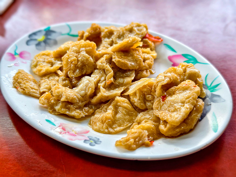 台中早餐必吃！上安美食傳統肉粥搭酥脆燒肉，西屯美食推薦。