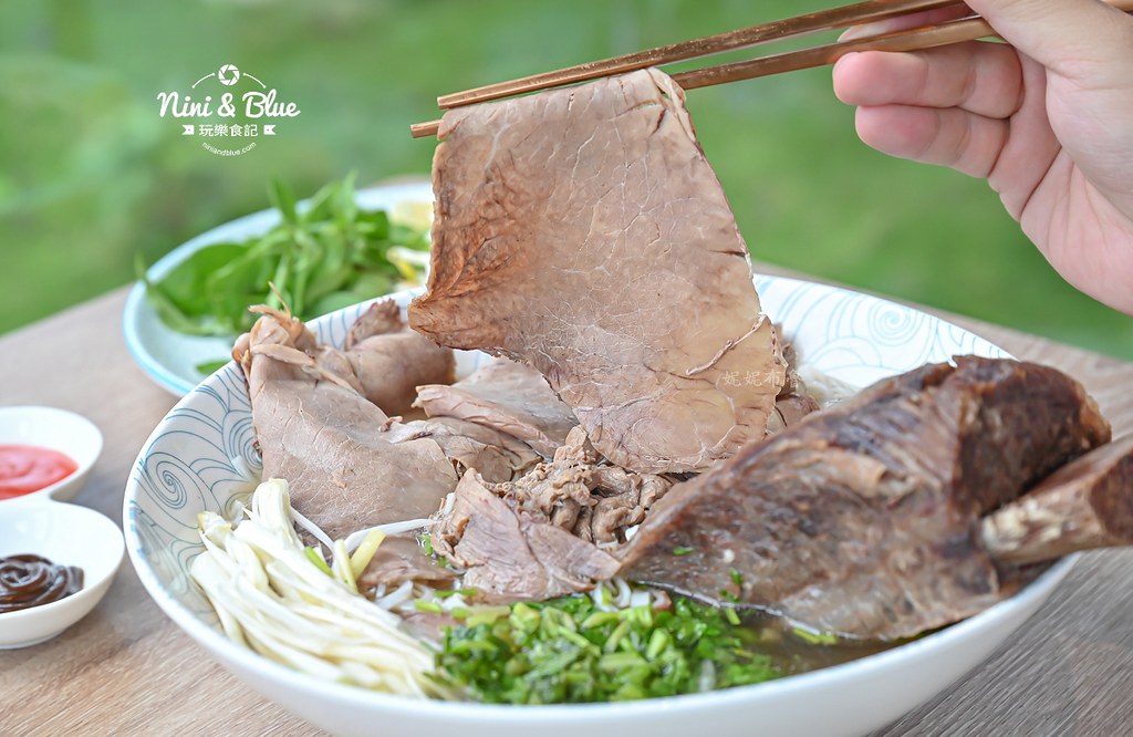 兩兄弟美式河粉，超狂牛肉湯頭濃郁到上癮！紅玉紅茶免費暢飲