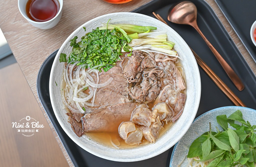 兩兄弟美式河粉，超狂牛肉湯頭濃郁到上癮！紅玉紅茶免費暢飲