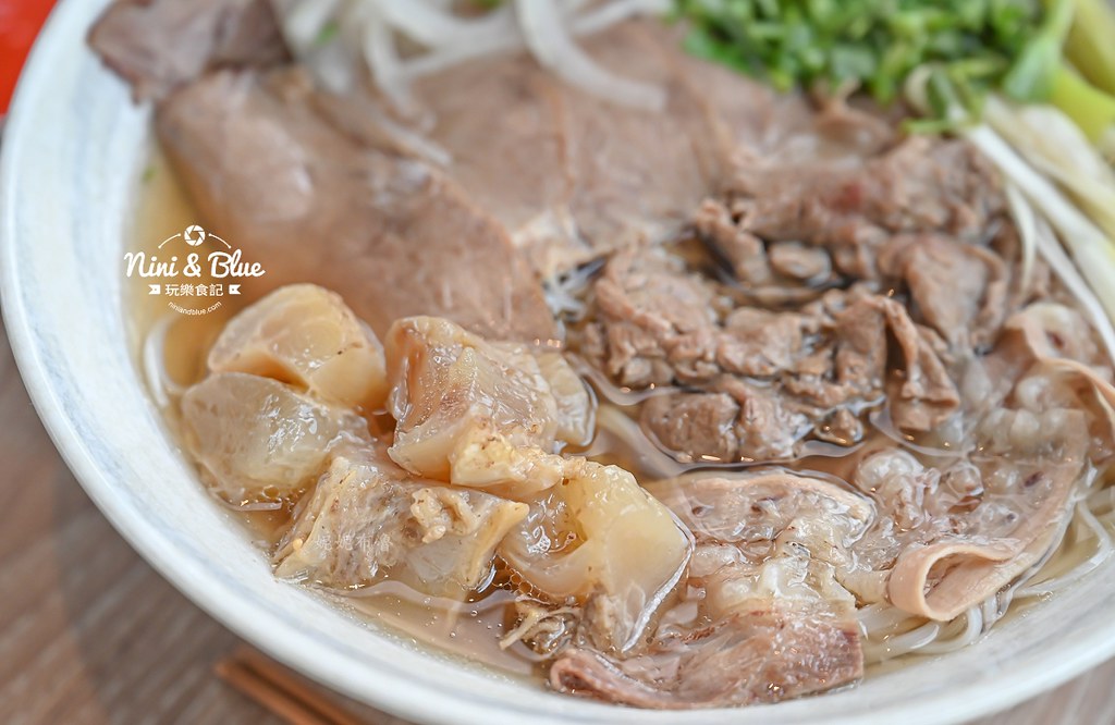 兩兄弟美式河粉，超狂牛肉湯頭濃郁到上癮！紅玉紅茶免費暢飲