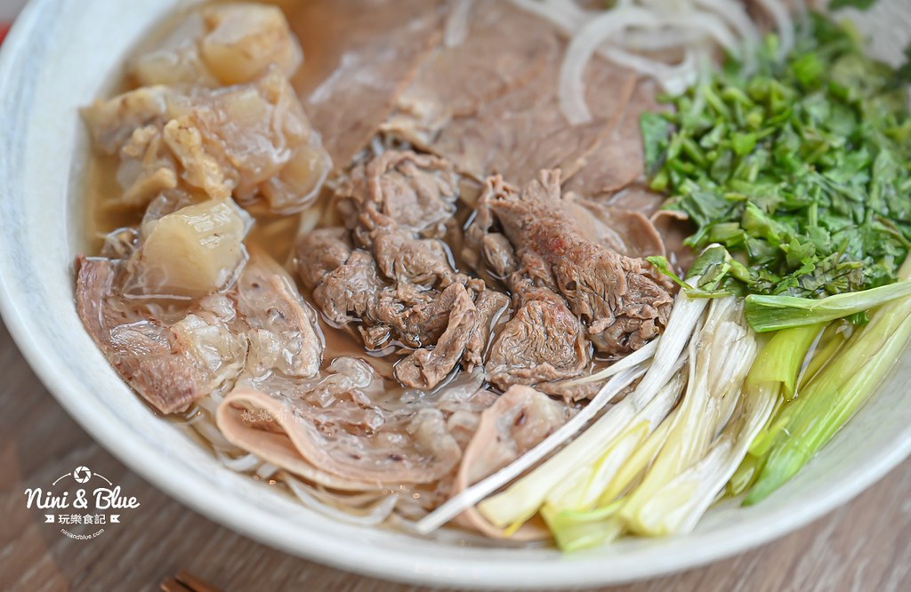 兩兄弟美式河粉，超狂牛肉湯頭濃郁到上癮！紅玉紅茶免費暢飲