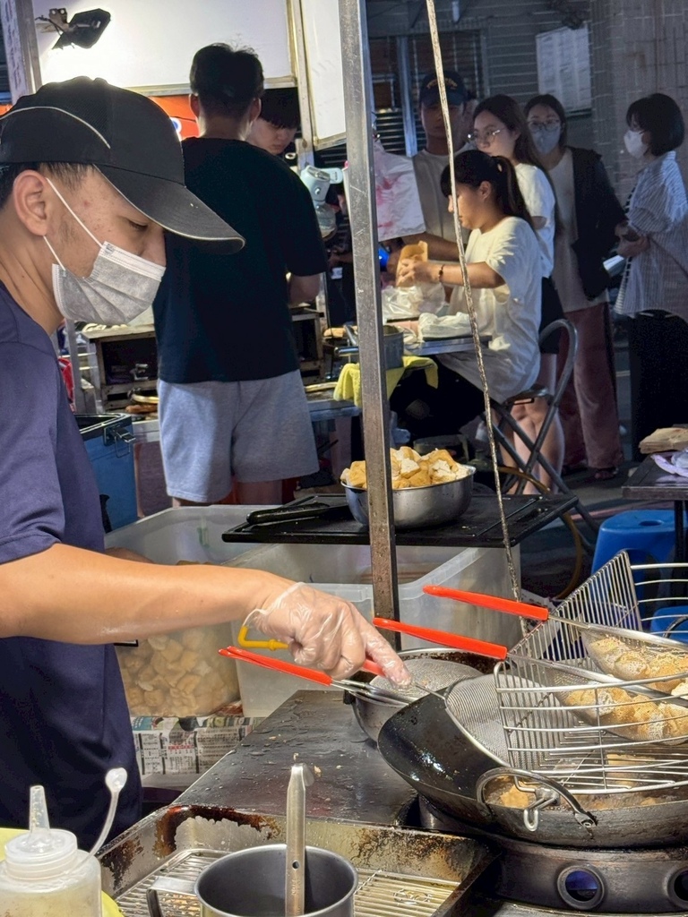台南武聖夜市美食攻略│這9間絕對必吃│蔥油餅/滷味/拔絲地瓜