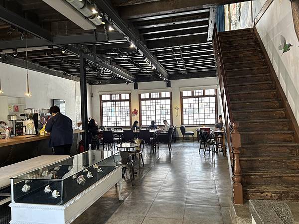 台南中西區咖啡秘境!老宅改造B.B.CAFE小黑熊咖啡,獨特藝廊結合早午餐。