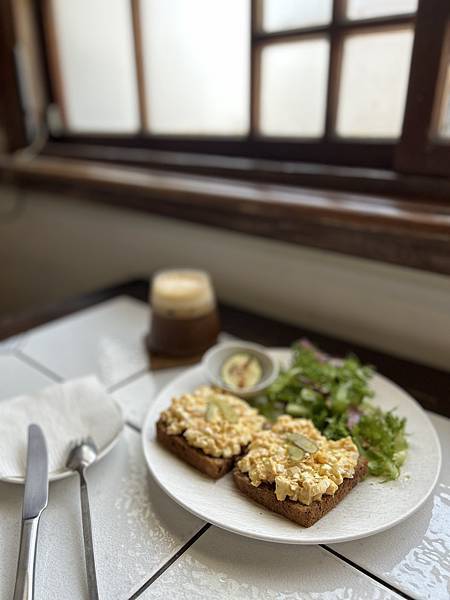 台南中西區咖啡秘境!老宅改造B.B.CAFE小黑熊咖啡,獨特藝廊結合早午餐。