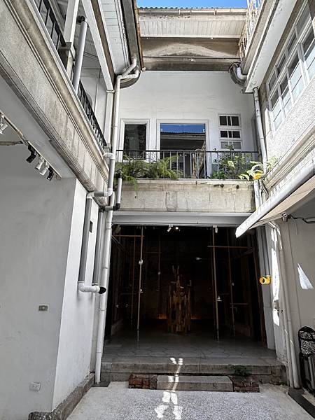 台南中西區咖啡秘境!老宅改造B.B.CAFE小黑熊咖啡,獨特藝廊結合早午餐。