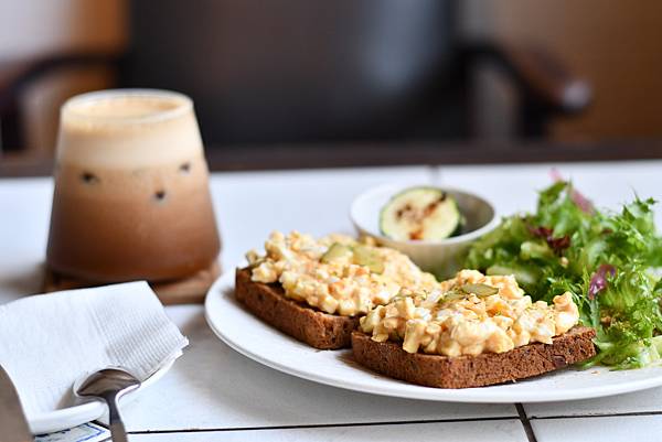 台南中西區咖啡秘境!老宅改造B.B.CAFE小黑熊咖啡,獨特藝廊結合早午餐。