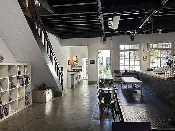 台南中西區咖啡秘境!老宅改造B.B.CAFE小黑熊咖啡,獨特藝廊結合早午餐。