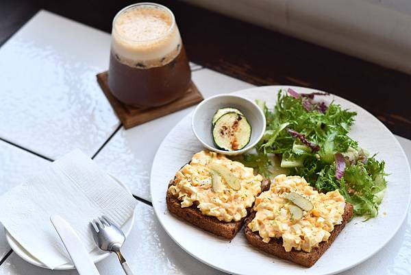 台南中西區咖啡秘境!老宅改造B.B.CAFE小黑熊咖啡,獨特藝廊結合早午餐。