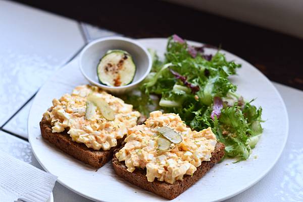 台南中西區咖啡秘境!老宅改造B.B.CAFE小黑熊咖啡,獨特藝廊結合早午餐。