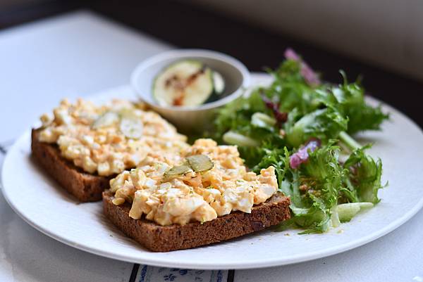 台南中西區咖啡秘境!老宅改造B.B.CAFE小黑熊咖啡,獨特藝廊結合早午餐。