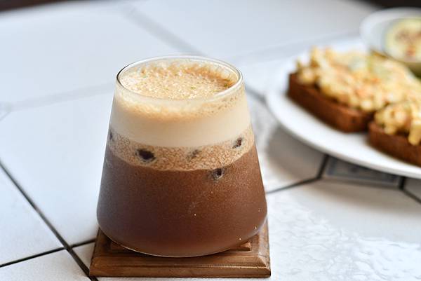 台南中西區咖啡秘境!老宅改造B.B.CAFE小黑熊咖啡,獨特藝廊結合早午餐。