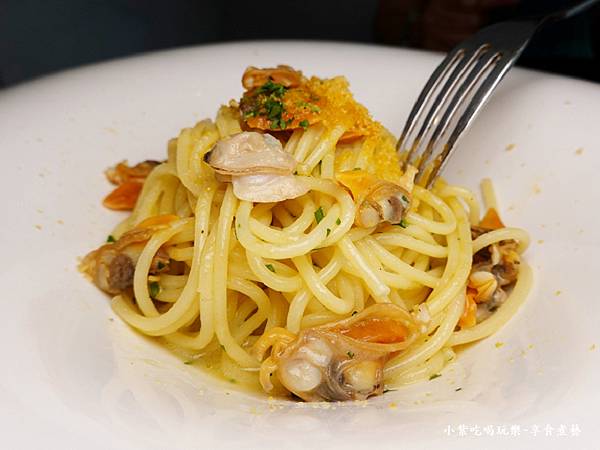 綜合貝類與烏魚子直麵-艷陽下義大利小餐館 (2).jpg