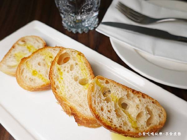 開胃麵包-艷陽下義大利小餐館.jpg
