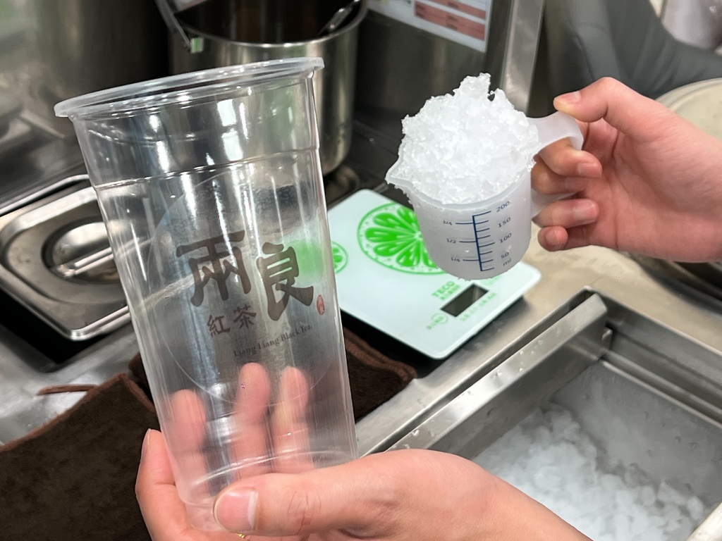 （三重飲料）兩良紅茶三重店～ 茶味濃郁不苦澀、冰淇淋紅茶超消